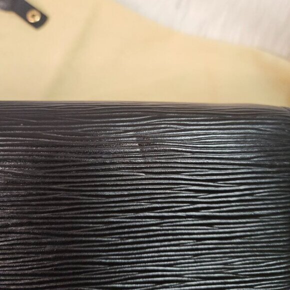 SOLD Louis Vuitton Arsch in black epi leather 2 way authenticated - Picture 7 of 16